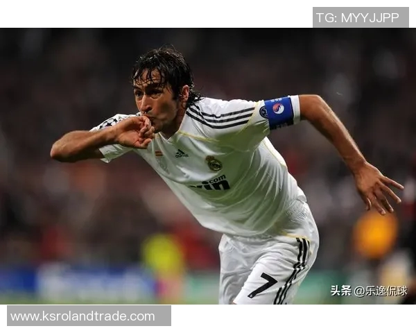 历史五十大足球巨星风采回顾 揭开足坛传奇人物的辉煌篇章