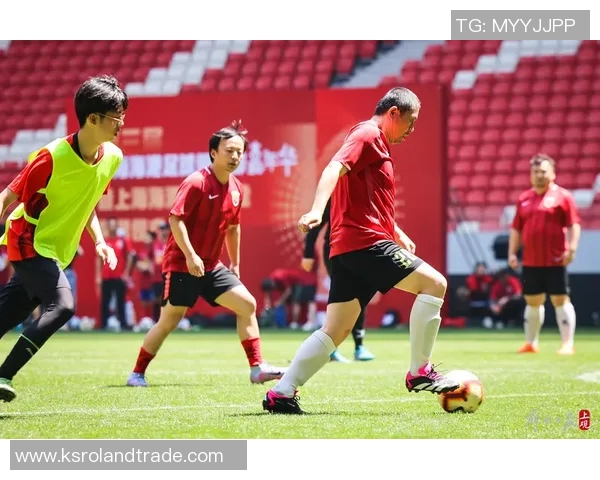 足球球星送秋衣事件背后是谁的心意引发热议各方反响 足球球星送秋衣事件背后是谁的心意引发热议各方反响